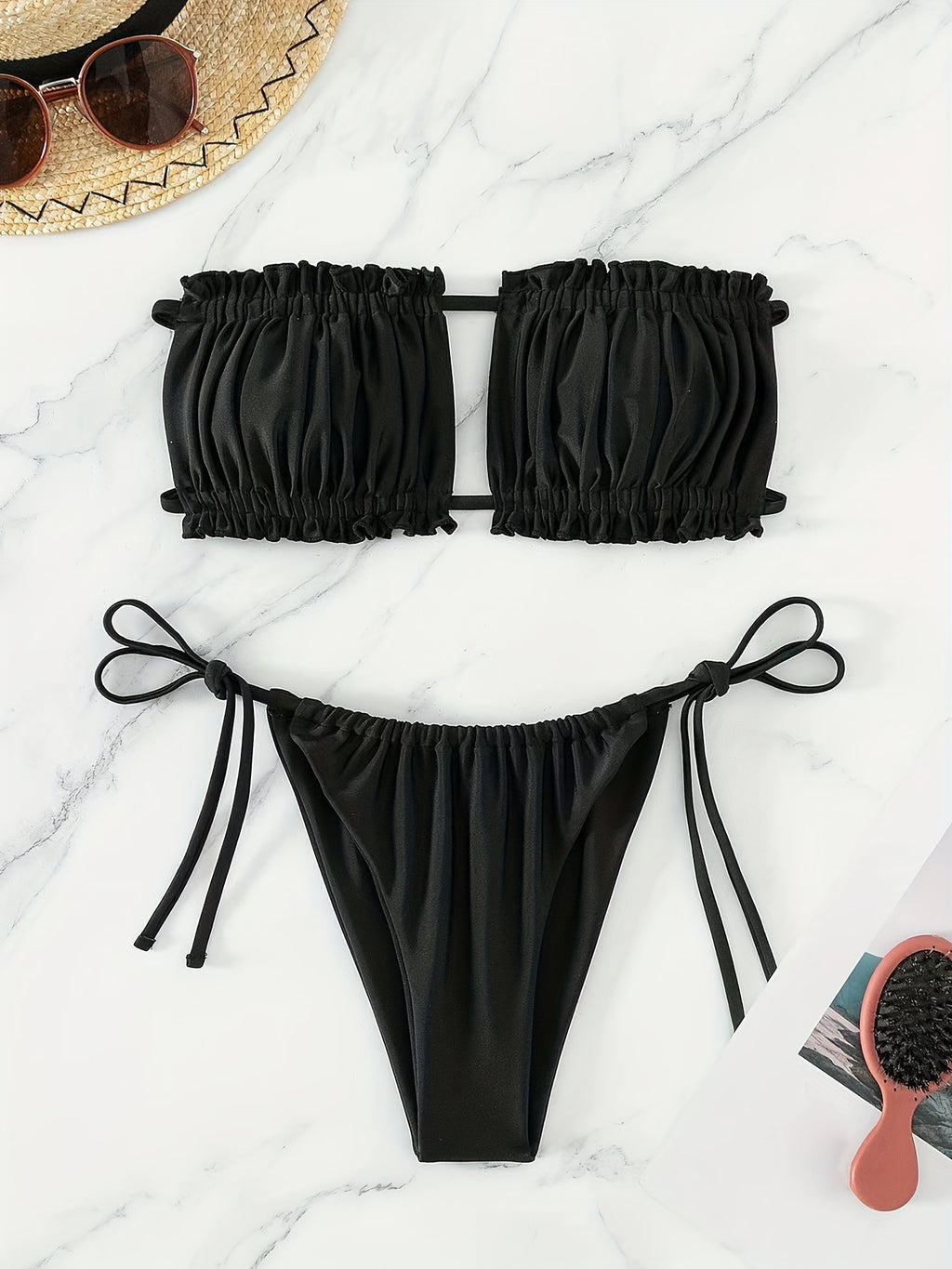 Maillot de bain deux pièces avec haut à cordons doubles et bas à nouer sur les côtés.