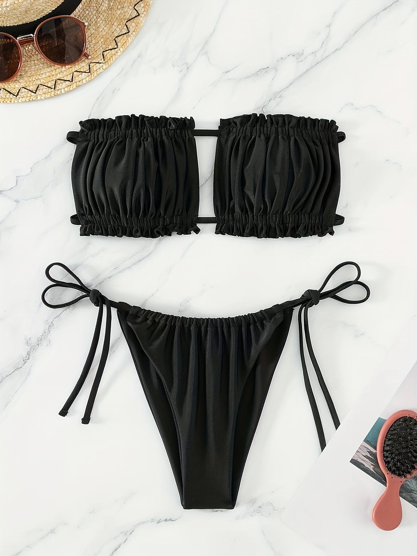 Maillot de bain deux pièces avec haut à cordons doubles et bas à nouer sur les côtés.