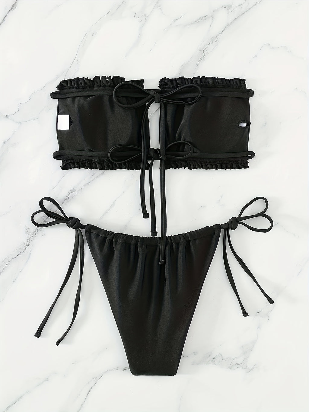 Maillot de bain deux pièces avec haut à cordons doubles et bas à nouer sur les côtés.