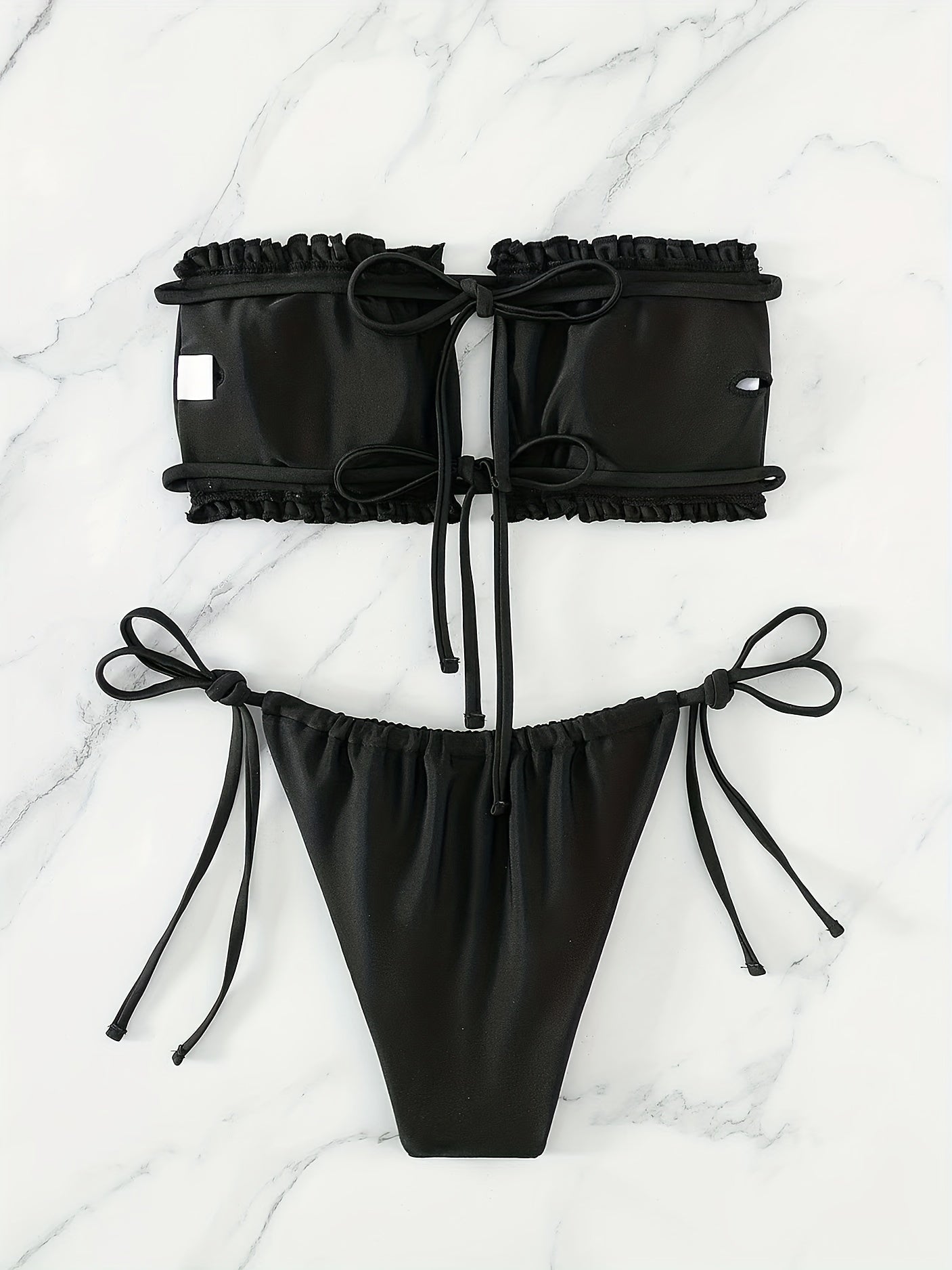 Maillot de bain deux pièces avec haut à cordons doubles et bas à nouer sur les côtés.