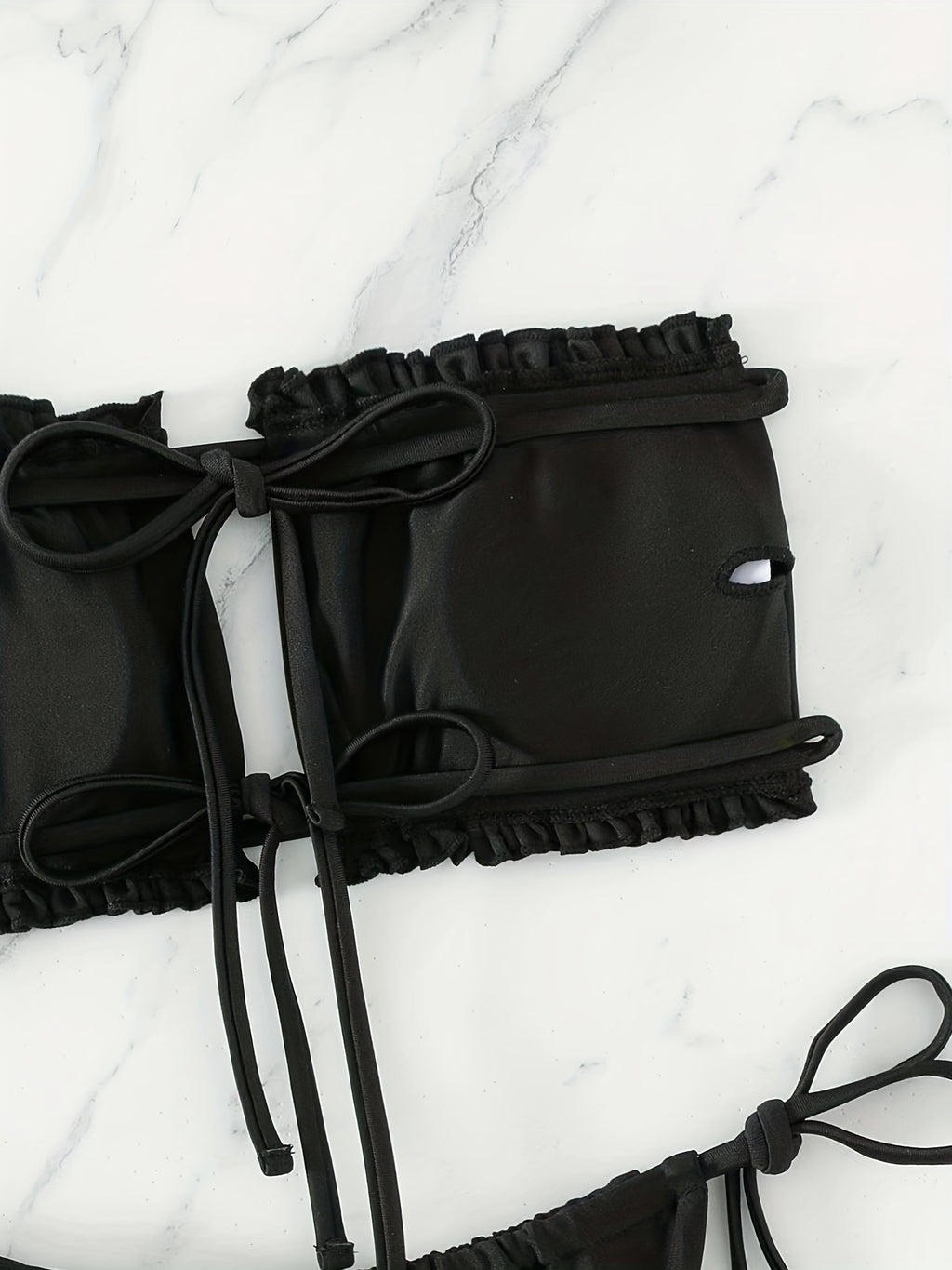 Maillot de bain deux pièces avec haut à cordons doubles et bas à nouer sur les côtés.