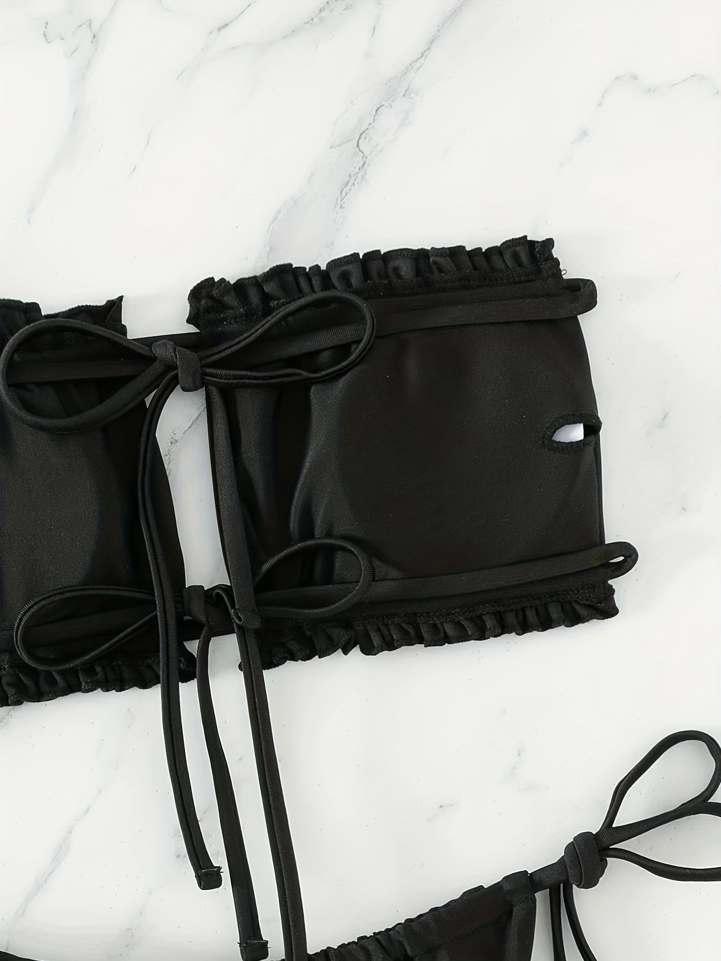 Maillot de bain deux pièces avec haut à cordons doubles et bas à nouer sur les côtés.