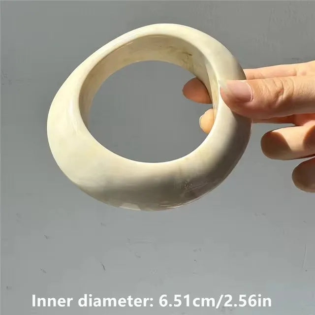 HUANZHI Bracelet Large Asymétrique en Résine Beige – Style Géométrique Exagéré, Mode Automne, Bijou Épais et Surdimensionné, Idéal Cadeau