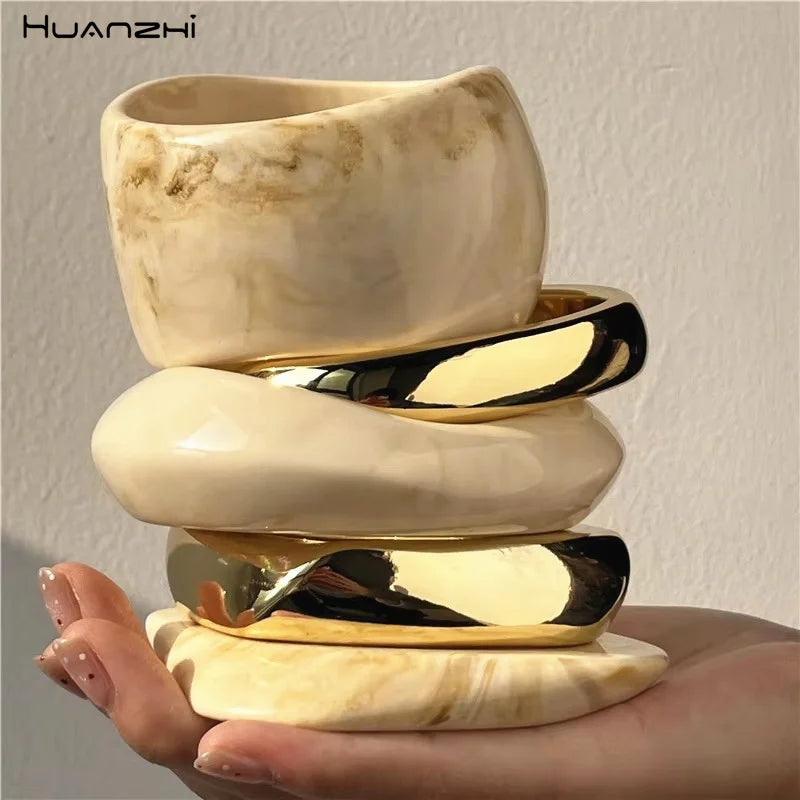 HUANZHI Bracelet Large Asymétrique en Résine Beige – Style Géométrique Exagéré, Mode Automne, Bijou Épais et Surdimensionné, Idéal Cadeau