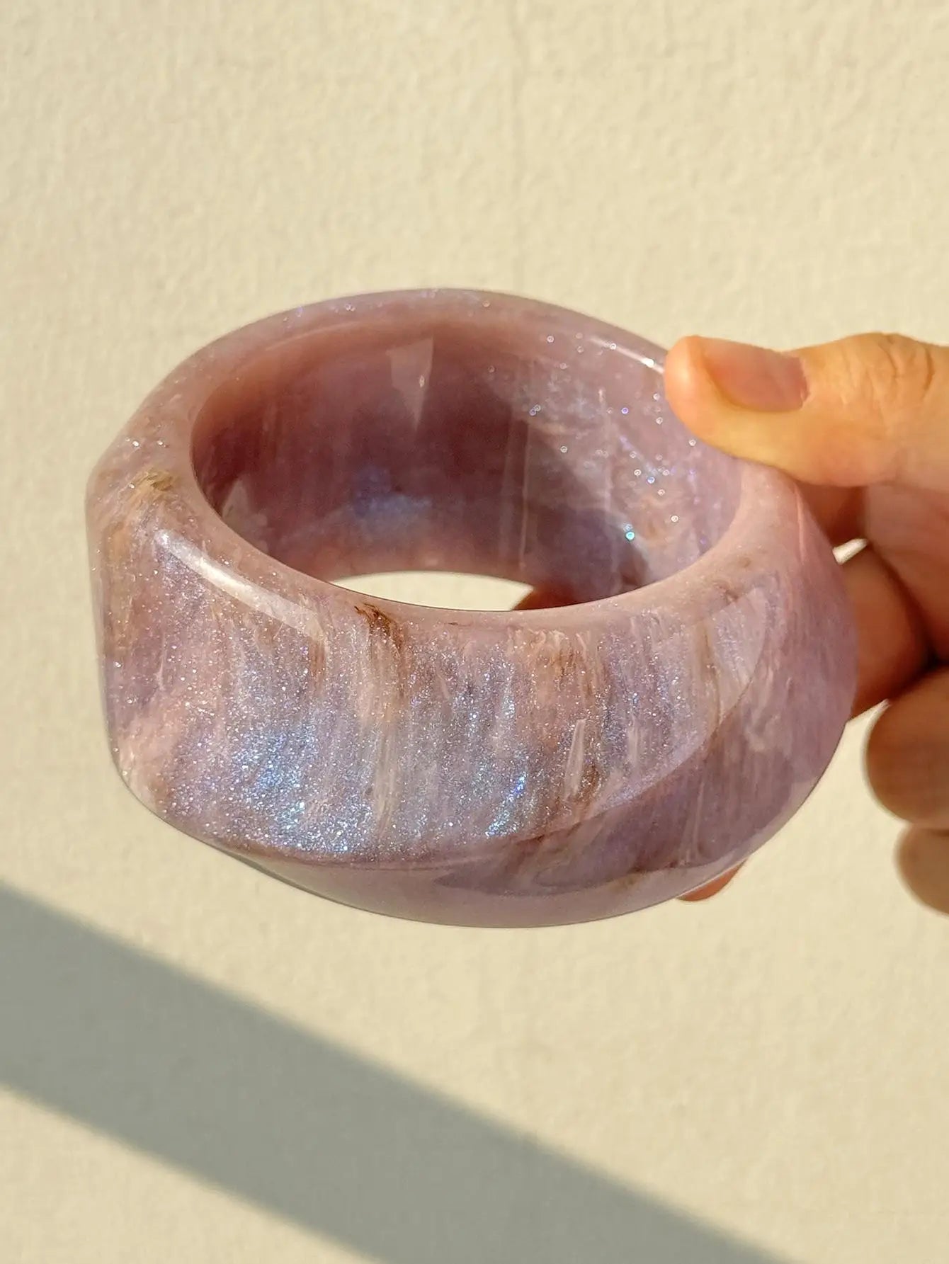 HUANZHI Bracelet Large Asymétrique en Résine Beige – Style Géométrique Exagéré, Mode Automne, Bijou Épais et Surdimensionné, Idéal Cadeau