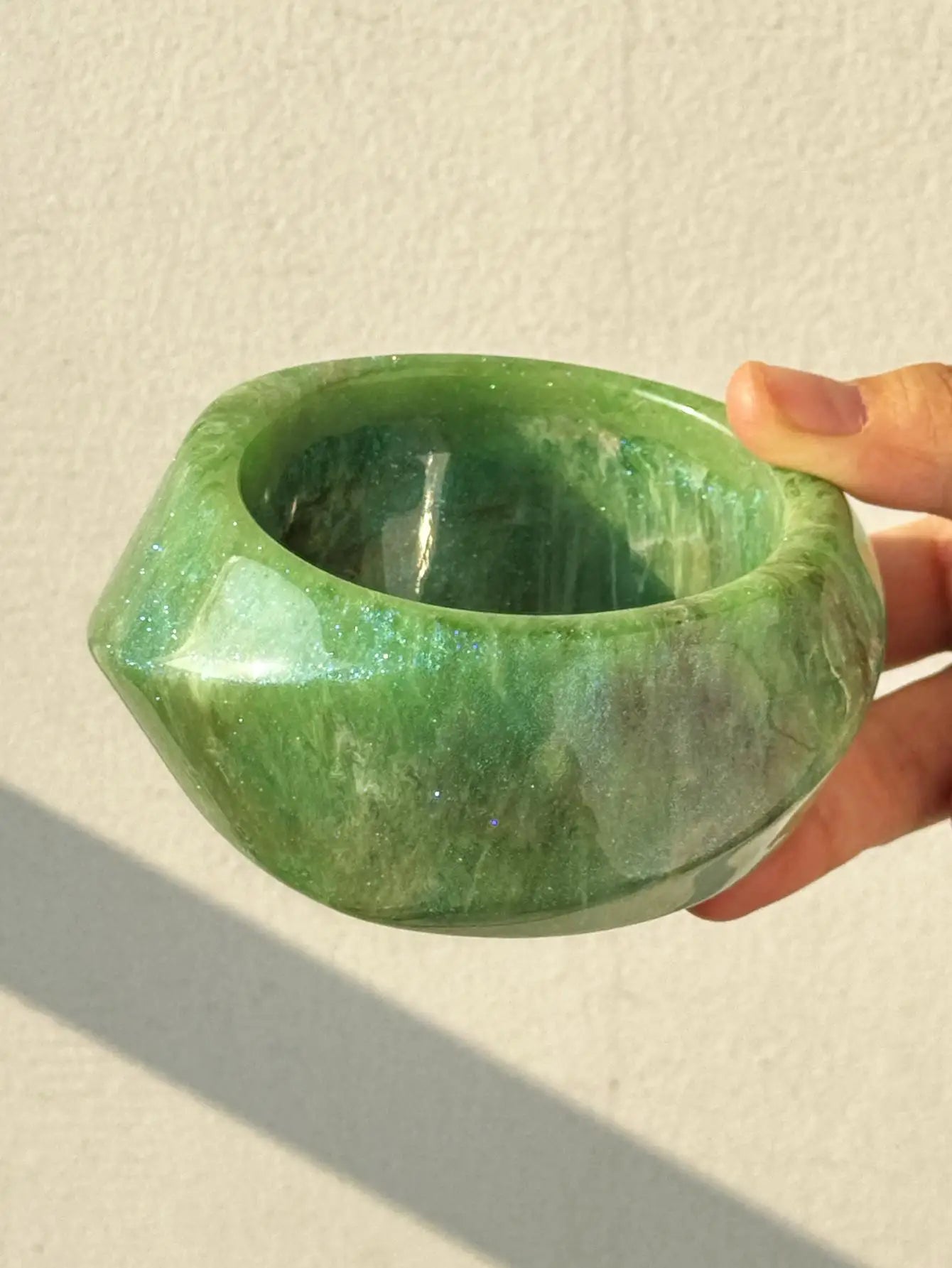 HUANZHI Bracelet Large Asymétrique en Résine Beige – Style Géométrique Exagéré, Mode Automne, Bijou Épais et Surdimensionné, Idéal Cadeau