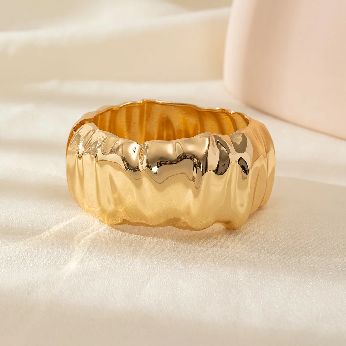 HUANZHI Bracelet Large Asymétrique en Résine Beige – Style Géométrique Exagéré, Mode Automne, Bijou Épais et Surdimensionné, Idéal Cadeau