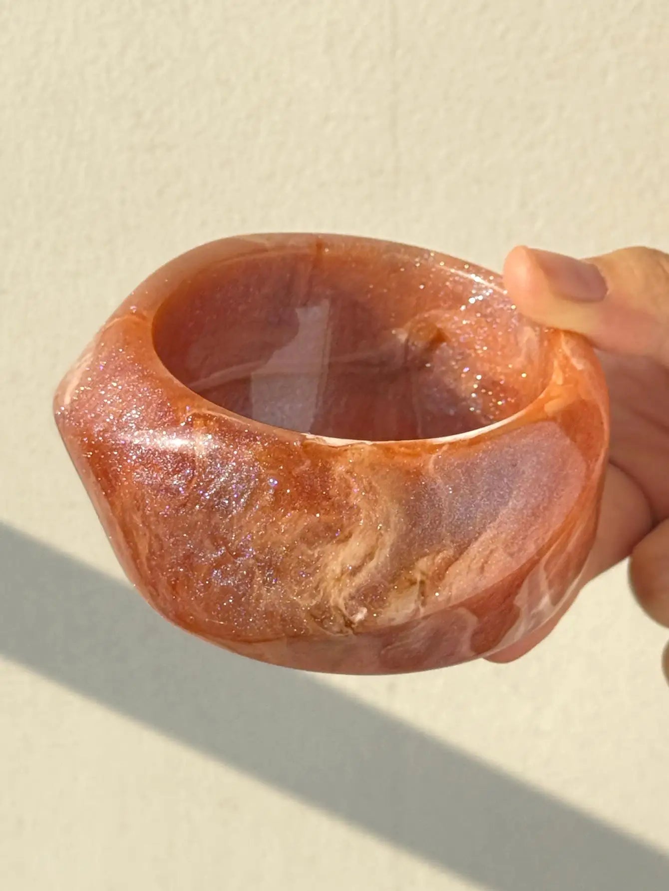 HUANZHI Bracelet Large Asymétrique en Résine Beige – Style Géométrique Exagéré, Mode Automne, Bijou Épais et Surdimensionné, Idéal Cadeau