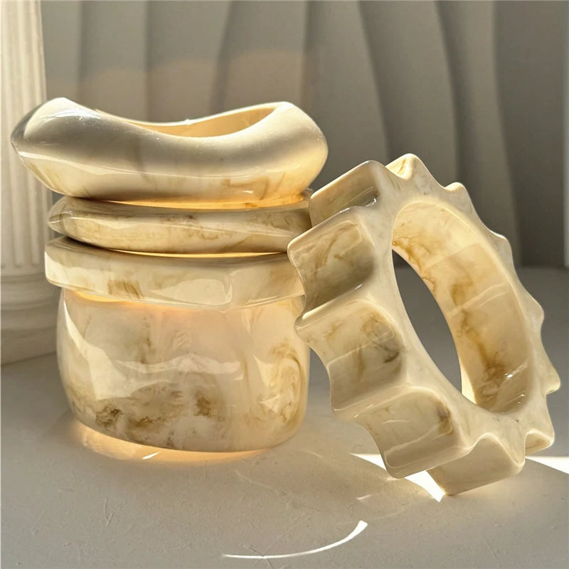 HUANZHI Bracelet Large Asymétrique en Résine Beige – Style Géométrique Exagéré, Mode Automne, Bijou Épais et Surdimensionné, Idéal Cadeau