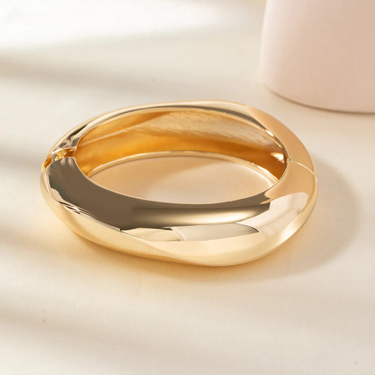 HUANZHI Bracelet Large Asymétrique en Résine Beige – Style Géométrique Exagéré, Mode Automne, Bijou Épais et Surdimensionné, Idéal Cadeau