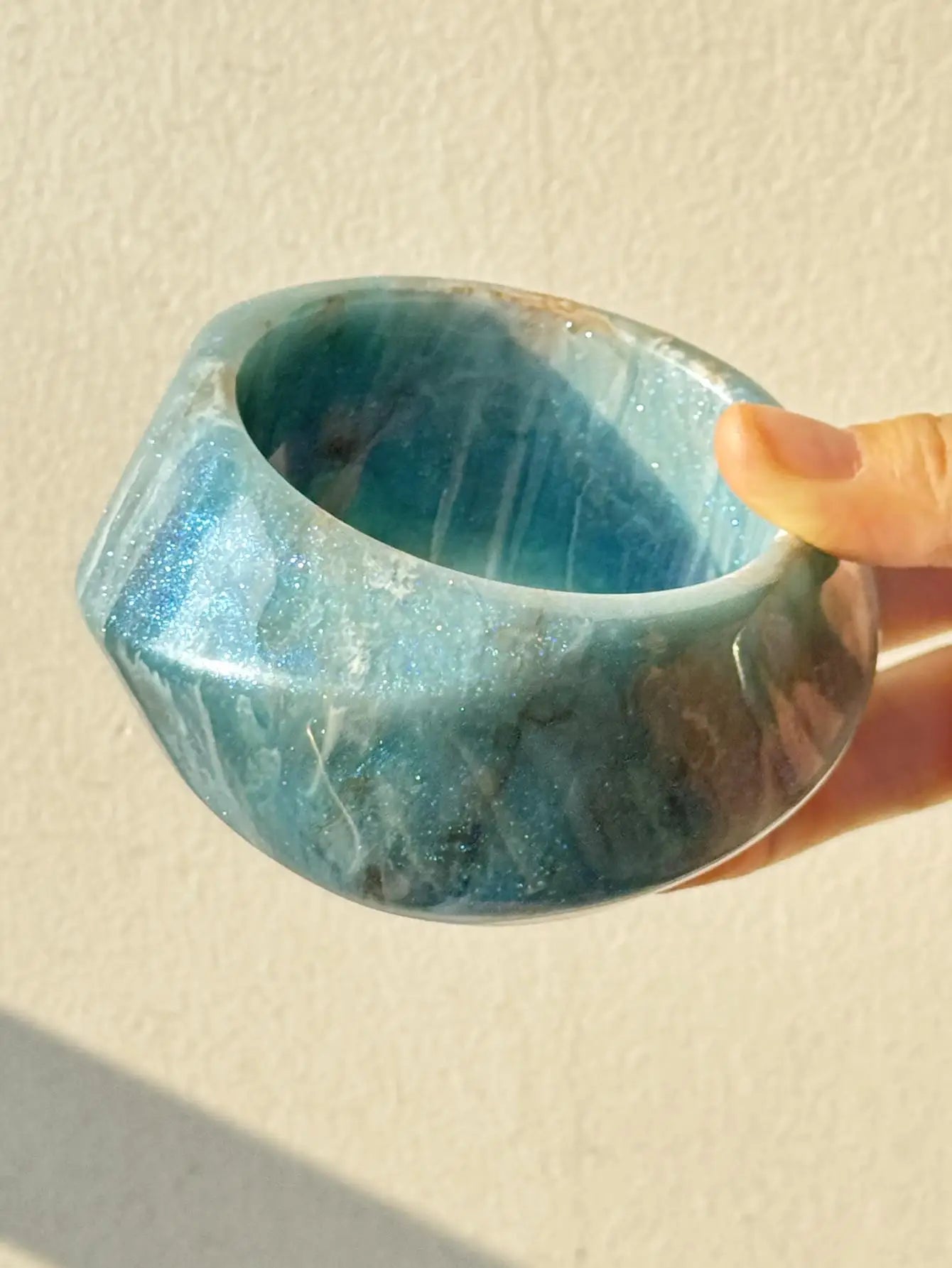 HUANZHI Bracelet Large Asymétrique en Résine Beige – Style Géométrique Exagéré, Mode Automne, Bijou Épais et Surdimensionné, Idéal Cadeau