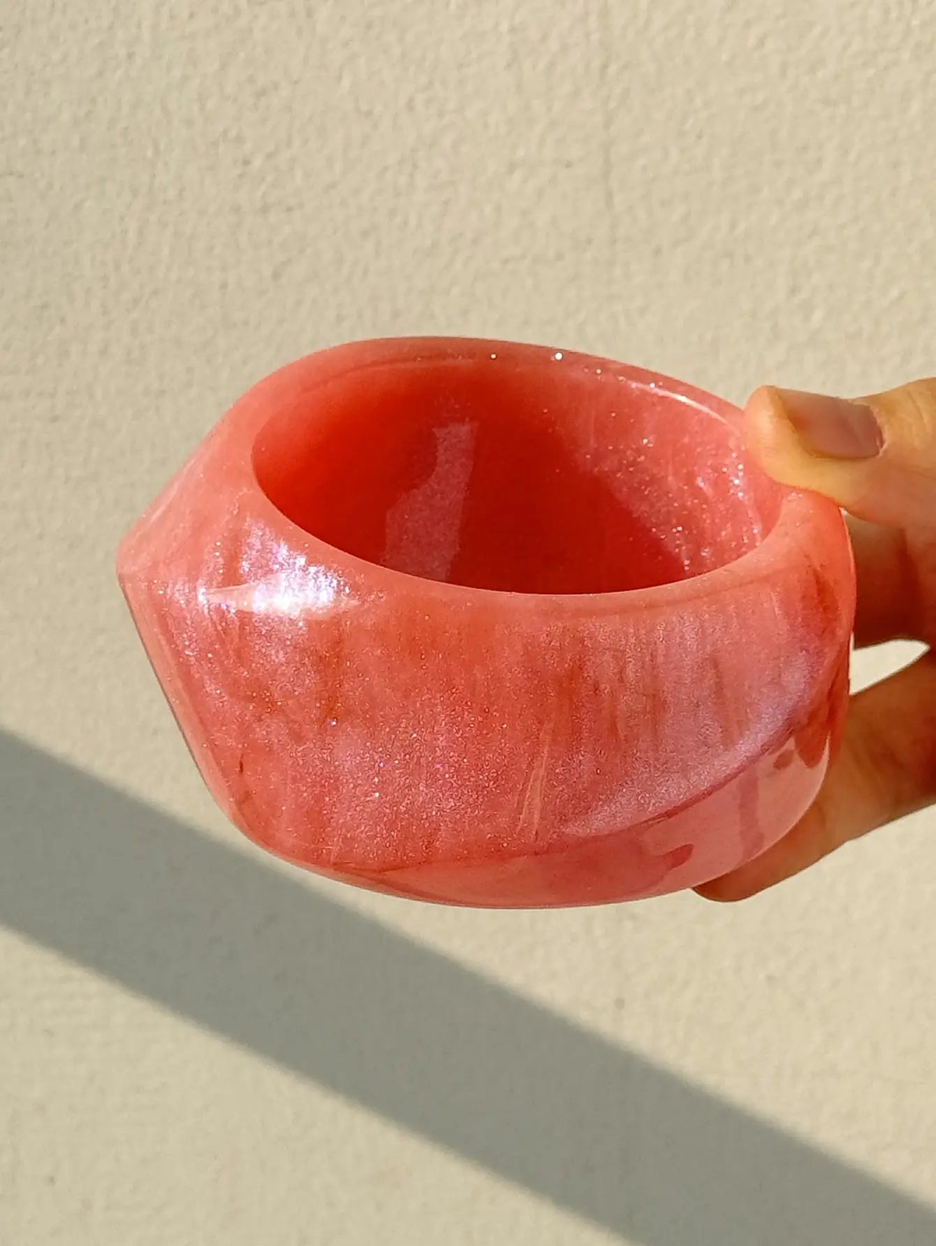 HUANZHI Bracelet Large Asymétrique en Résine Beige – Style Géométrique Exagéré, Mode Automne, Bijou Épais et Surdimensionné, Idéal Cadeau