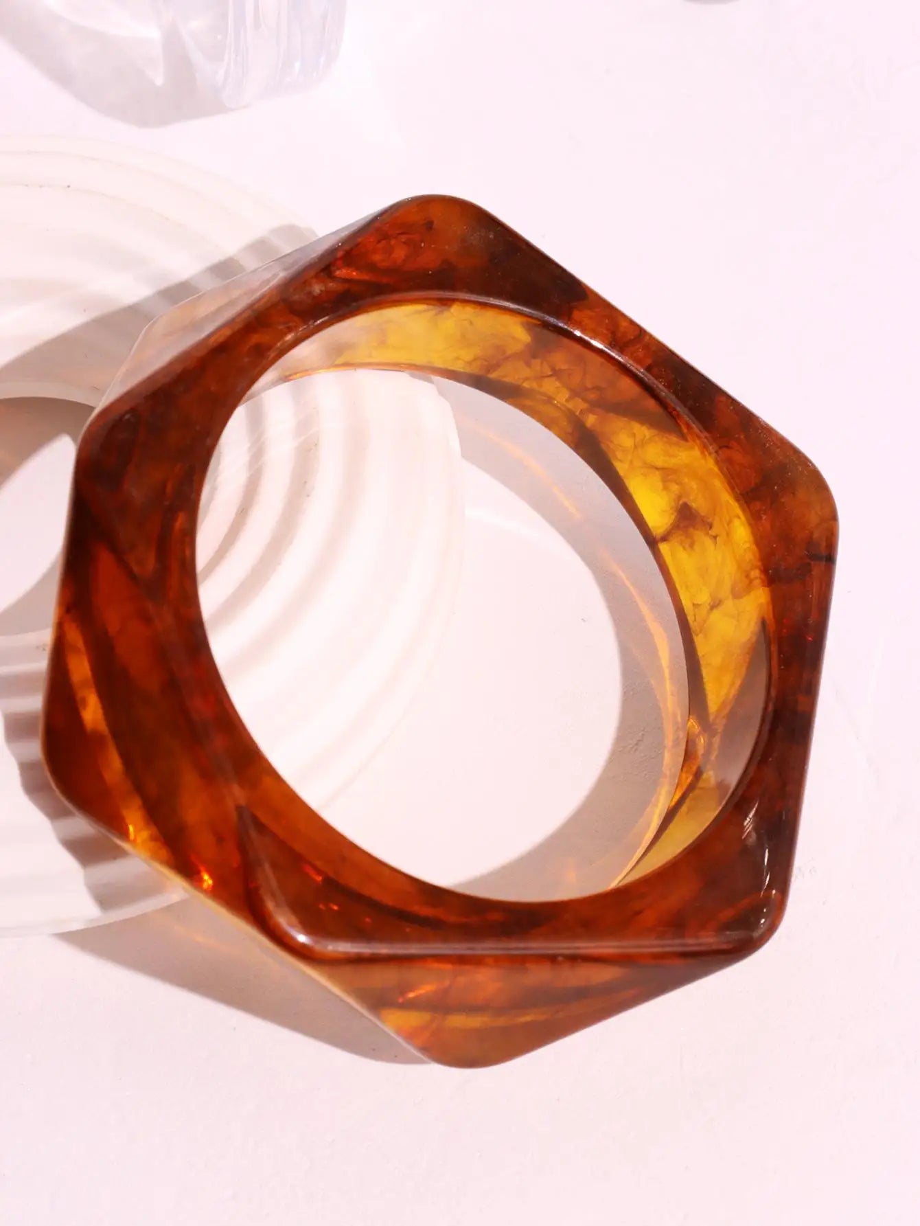 HUANZHI Bracelet Large Asymétrique en Résine Beige – Style Géométrique Exagéré, Mode Automne, Bijou Épais et Surdimensionné, Idéal Cadeau