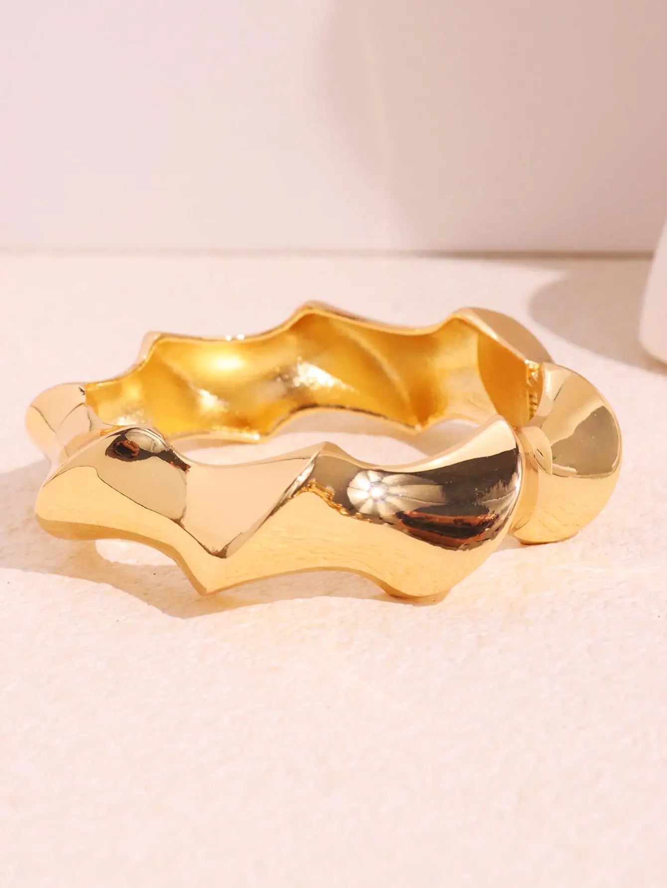 HUANZHI Bracelet Large Asymétrique en Résine Beige – Style Géométrique Exagéré, Mode Automne, Bijou Épais et Surdimensionné, Idéal Cadeau