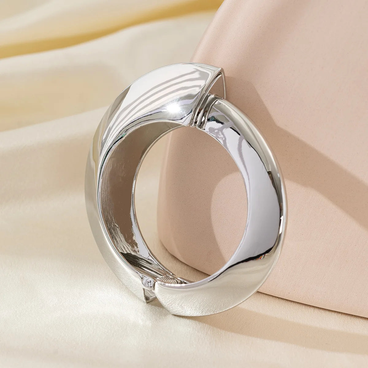 HUANZHI Bracelet Large Asymétrique en Résine Beige – Style Géométrique Exagéré, Mode Automne, Bijou Épais et Surdimensionné, Idéal Cadeau