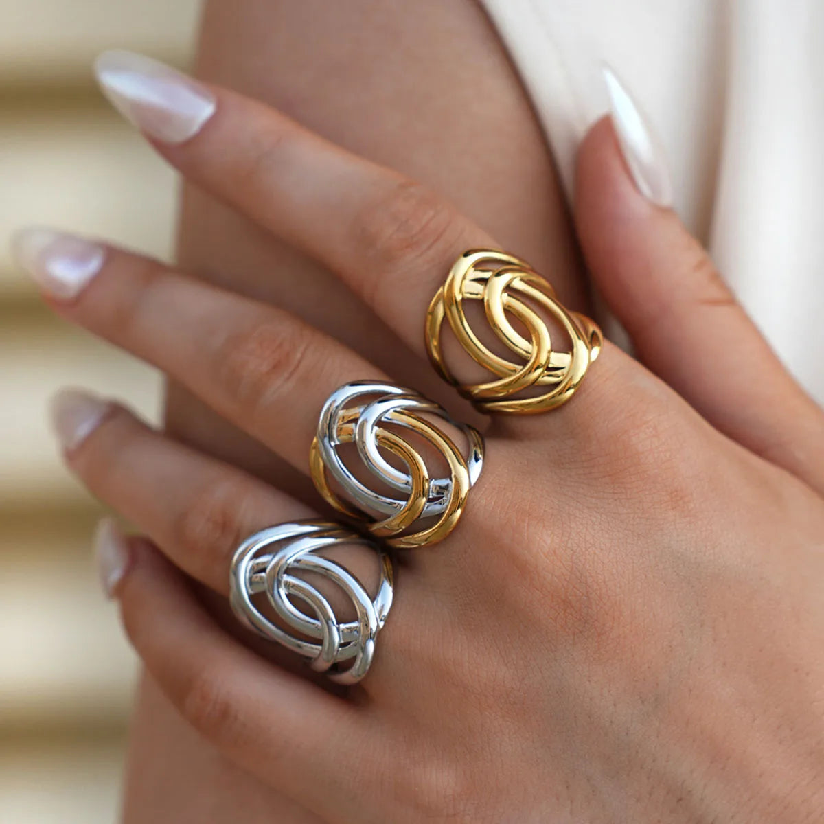 Anneau Large Géométrique Doré en Acier Inoxydable – Bijou Élégant, Étanche et Quotidien pour Femmes