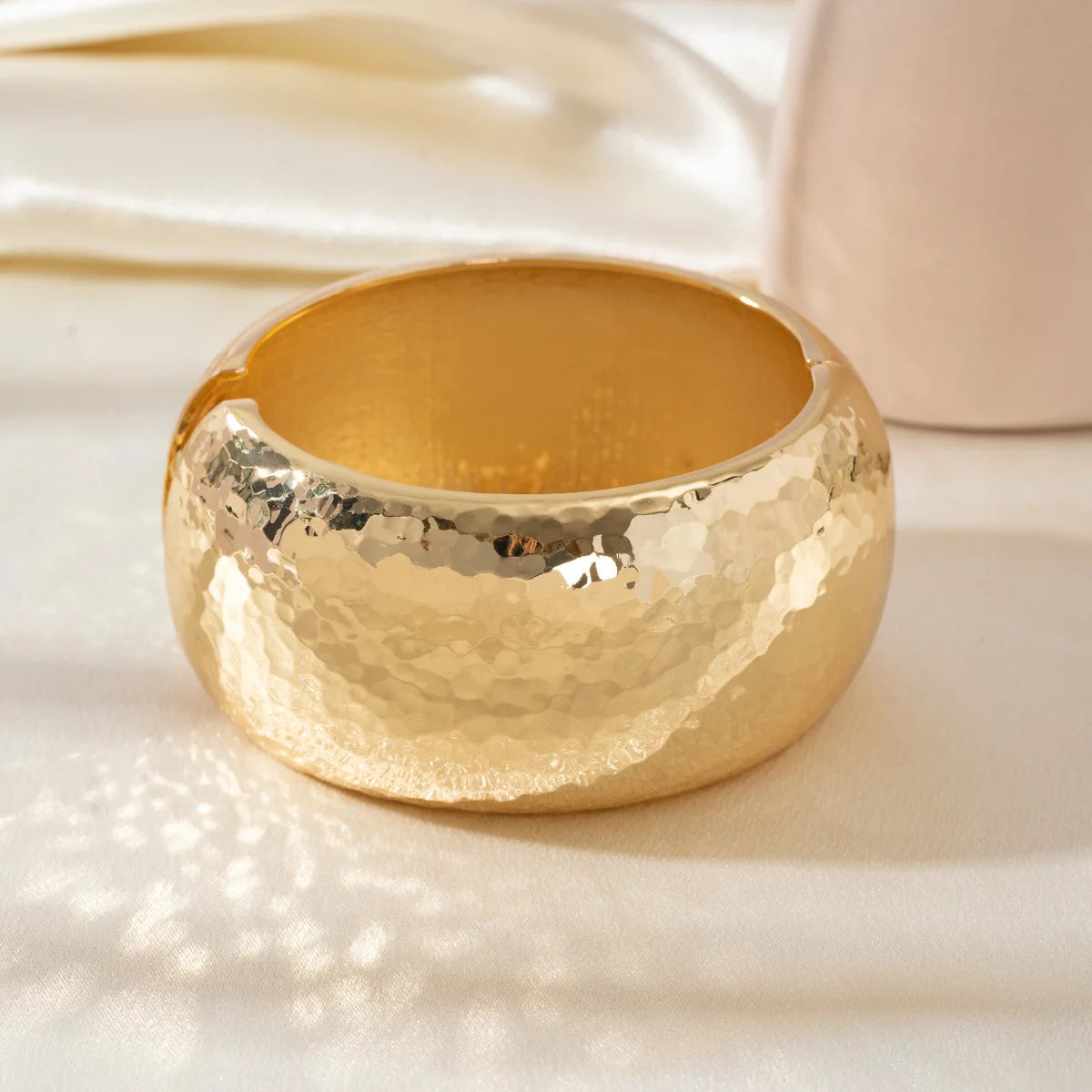 HUANZHI Bracelet Large Asymétrique en Résine Beige – Style Géométrique Exagéré, Mode Automne, Bijou Épais et Surdimensionné, Idéal Cadeau