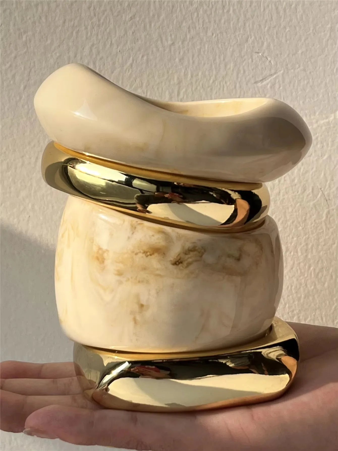 HUANZHI Bracelet Large Asymétrique en Résine Beige – Style Géométrique Exagéré, Mode Automne, Bijou Épais et Surdimensionné, Idéal Cadeau