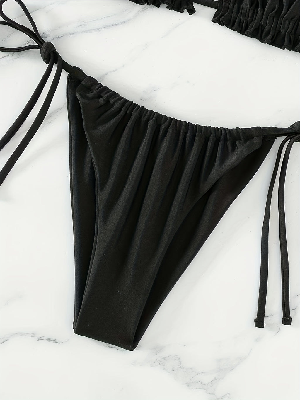 Maillot de bain deux pièces avec haut à cordons doubles et bas à nouer sur les côtés.