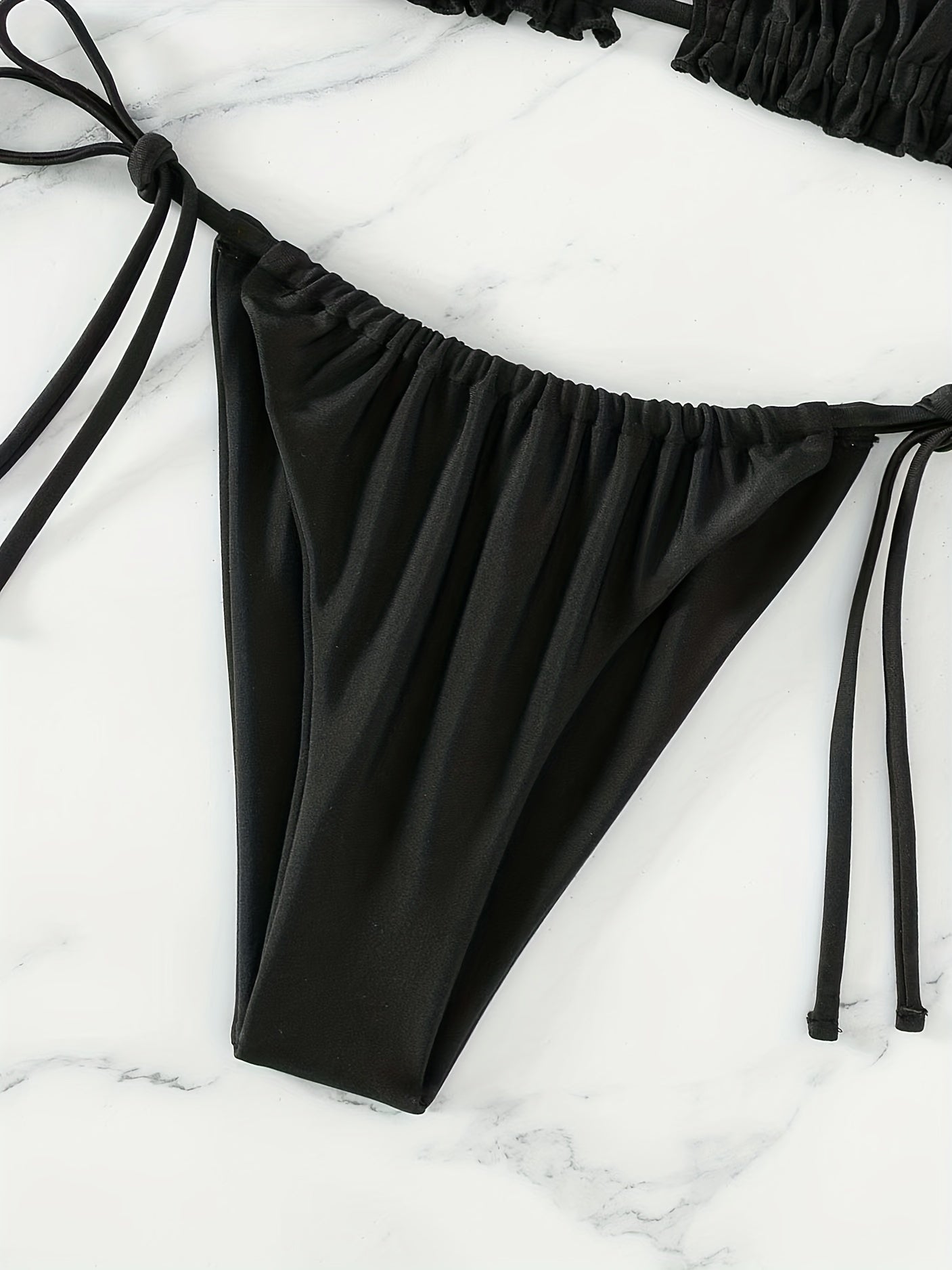 Maillot de bain deux pièces avec haut à cordons doubles et bas à nouer sur les côtés.